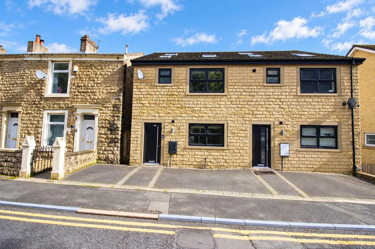 4 bed house to rent — Harwood Street, Darwen