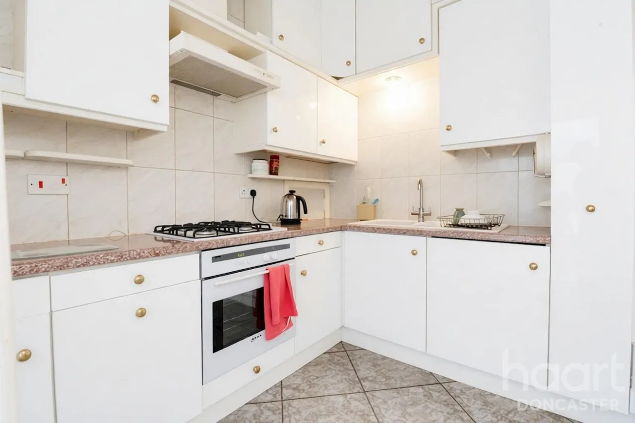 St Thomas's Close, Balby, DN4, photo 9