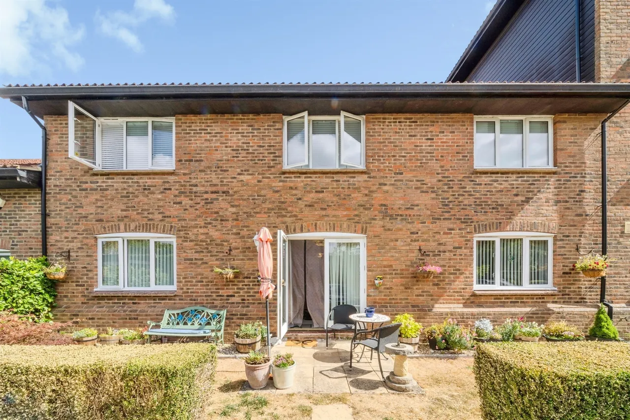2 bed flat for sale — Warren Road, Little Horwood, Milton Keynes