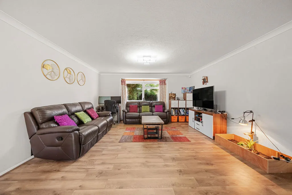 Oatlands Chase, Weybridge KT13 9RP, photo 8