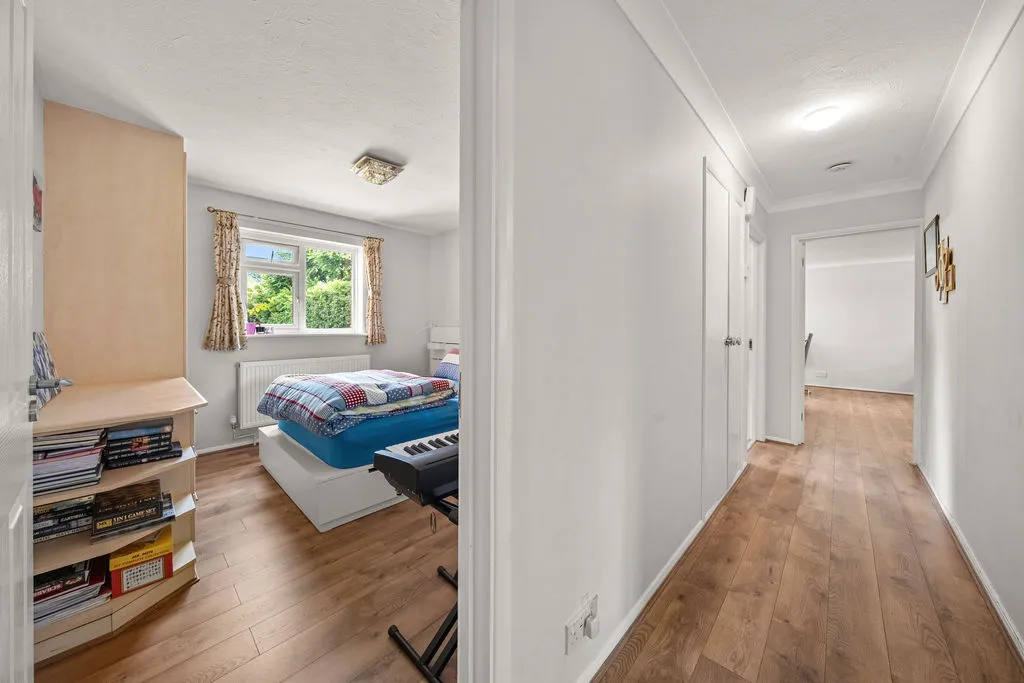 Oatlands Chase, Weybridge KT13 9RP, photo 17