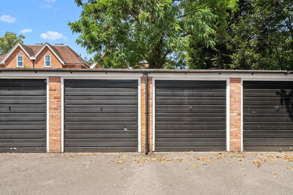 Oatlands Chase, Weybridge KT13 9RP, photo 18