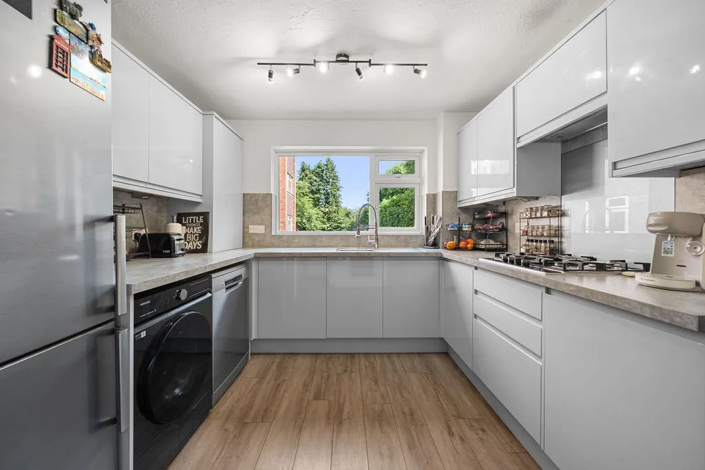 Oatlands Chase, Weybridge KT13 9RP, photo 11