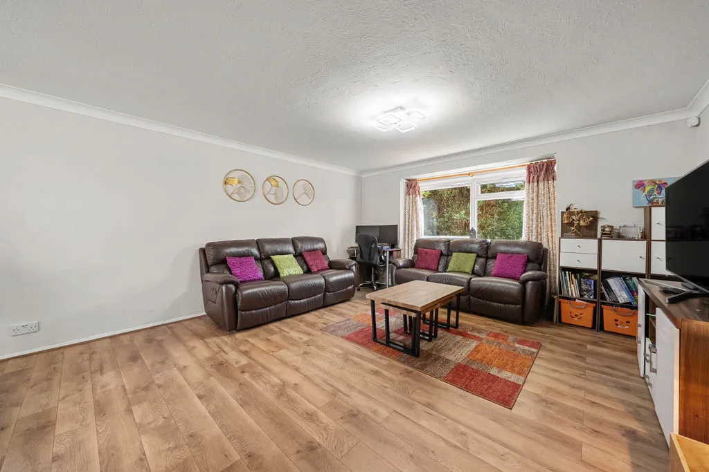 Oatlands Chase, Weybridge KT13 9RP, photo 5