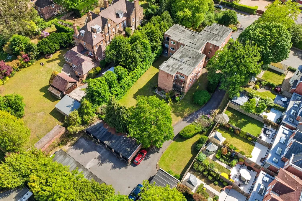 Oatlands Chase, Weybridge KT13 9RP, photo 24
