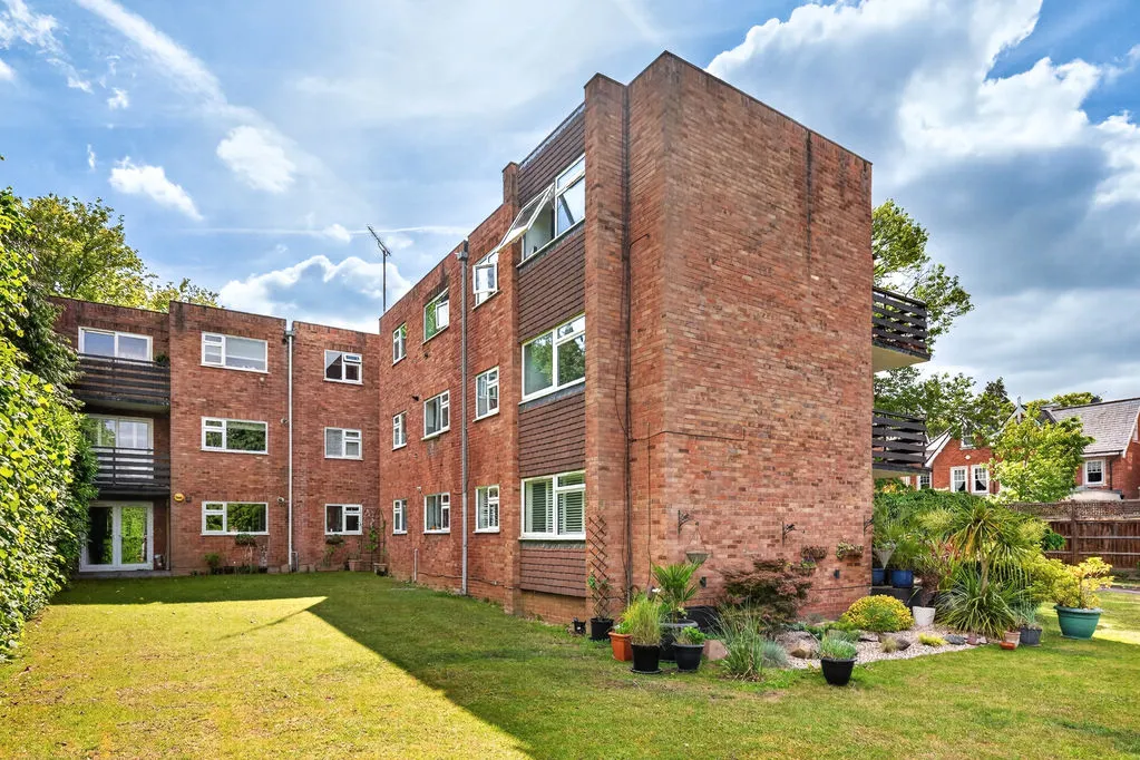 Oatlands Chase, Weybridge KT13 9RP, photo 2