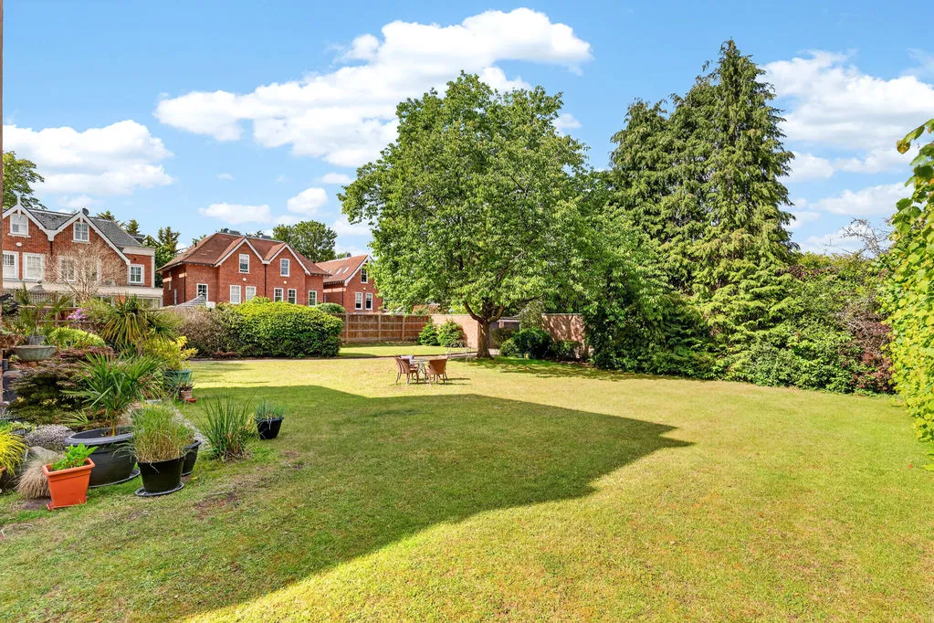 Oatlands Chase, Weybridge KT13 9RP, photo 3