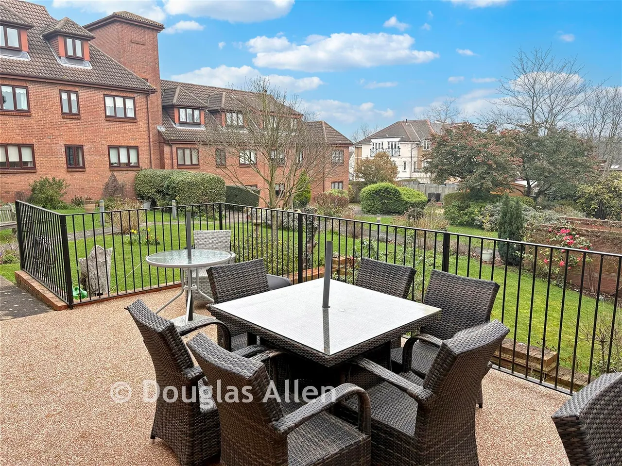 1 bed flat for sale, Albert Road, Buckhurst Hill, IG9