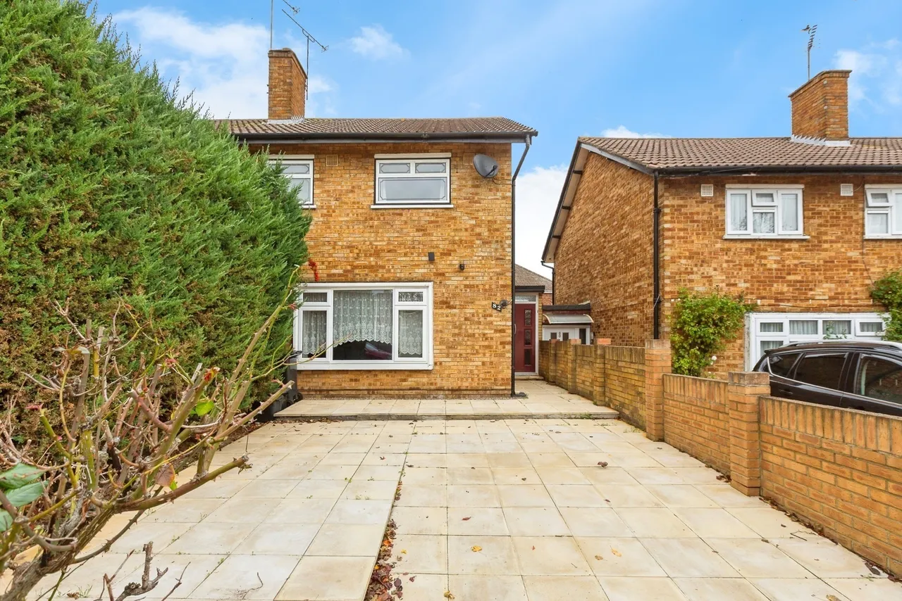 3 bed house for sale — Aragon Drive, Ilford, IG6