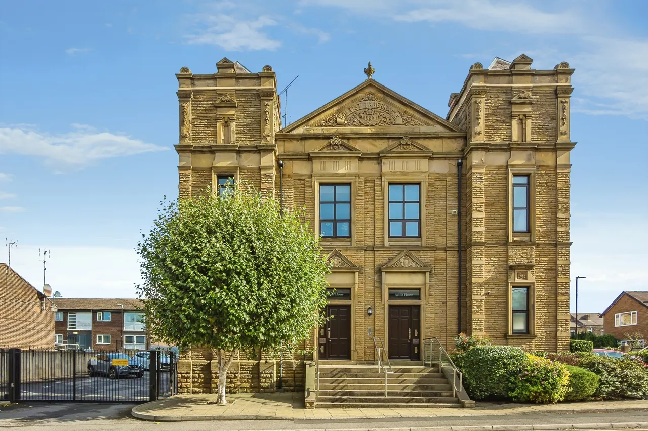 2 bed flat for sale, Commercial Street, Morley, LS27