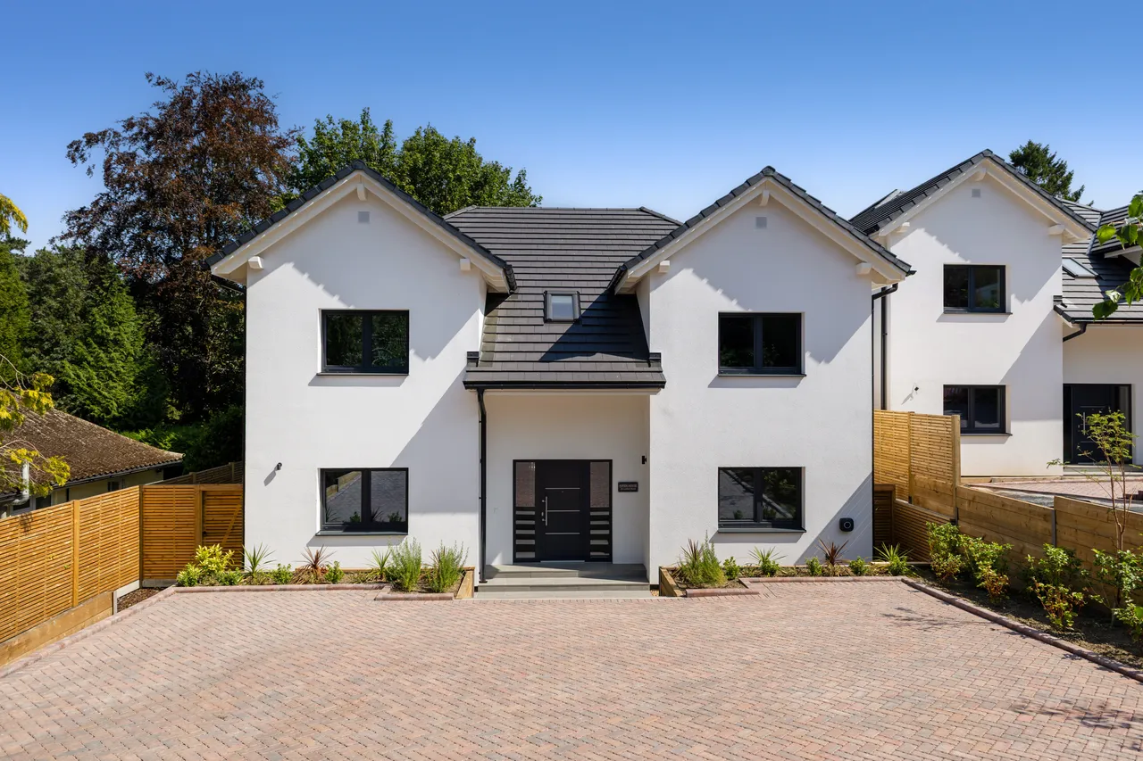 4 bed house for sale — Birch House, Loxford Road, Caterham, CR3