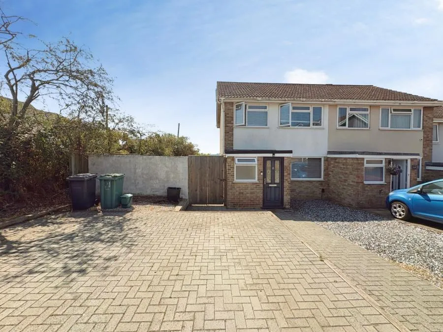 3 bed house for sale, Harvey Close, East Cowes, PO32