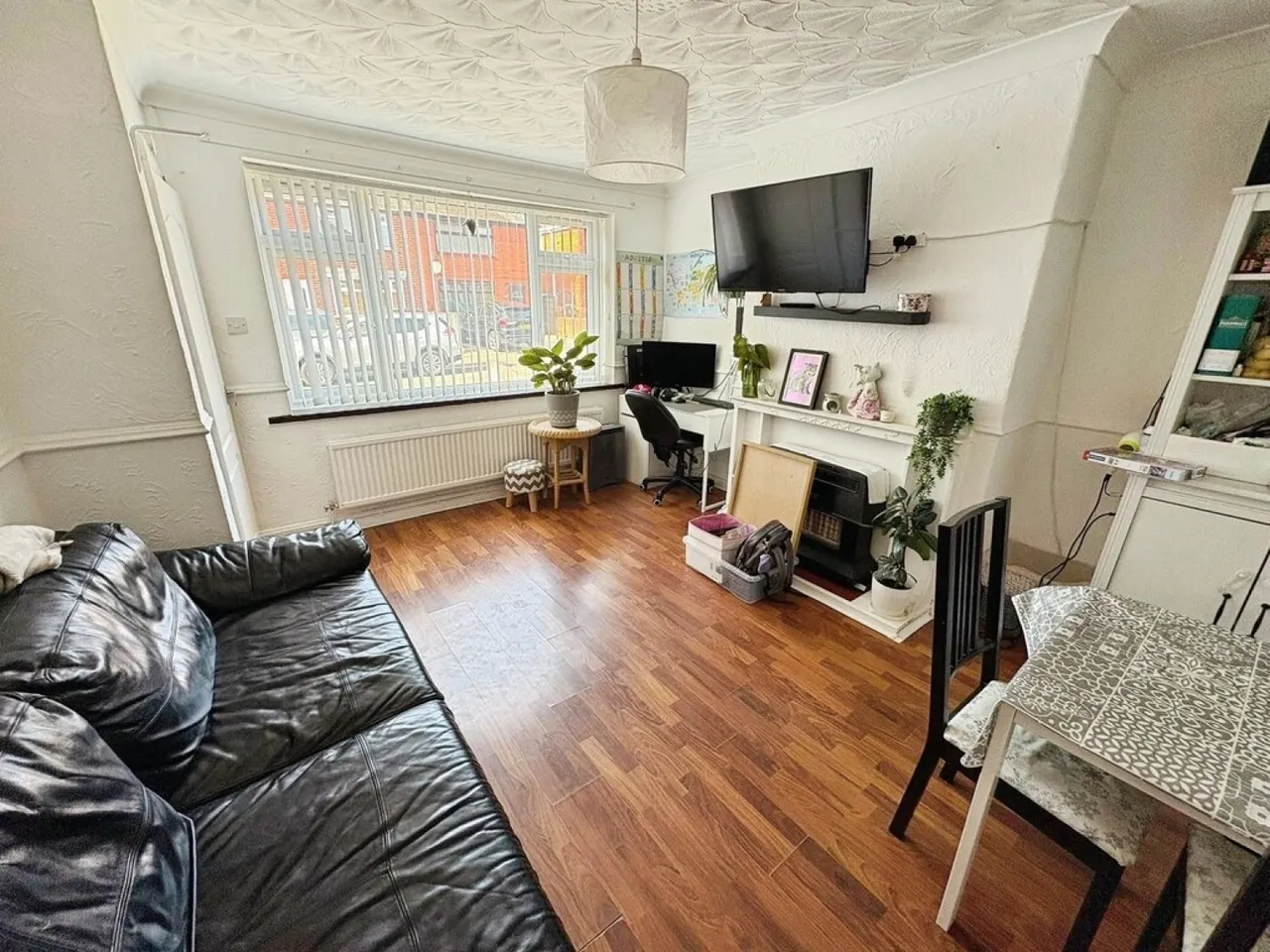 Laxey Crescent, WN7, photo 2
