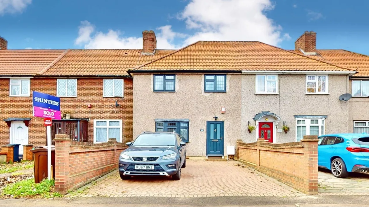 3 bed house for sale — Valence Avenue, Dagenham, RM8