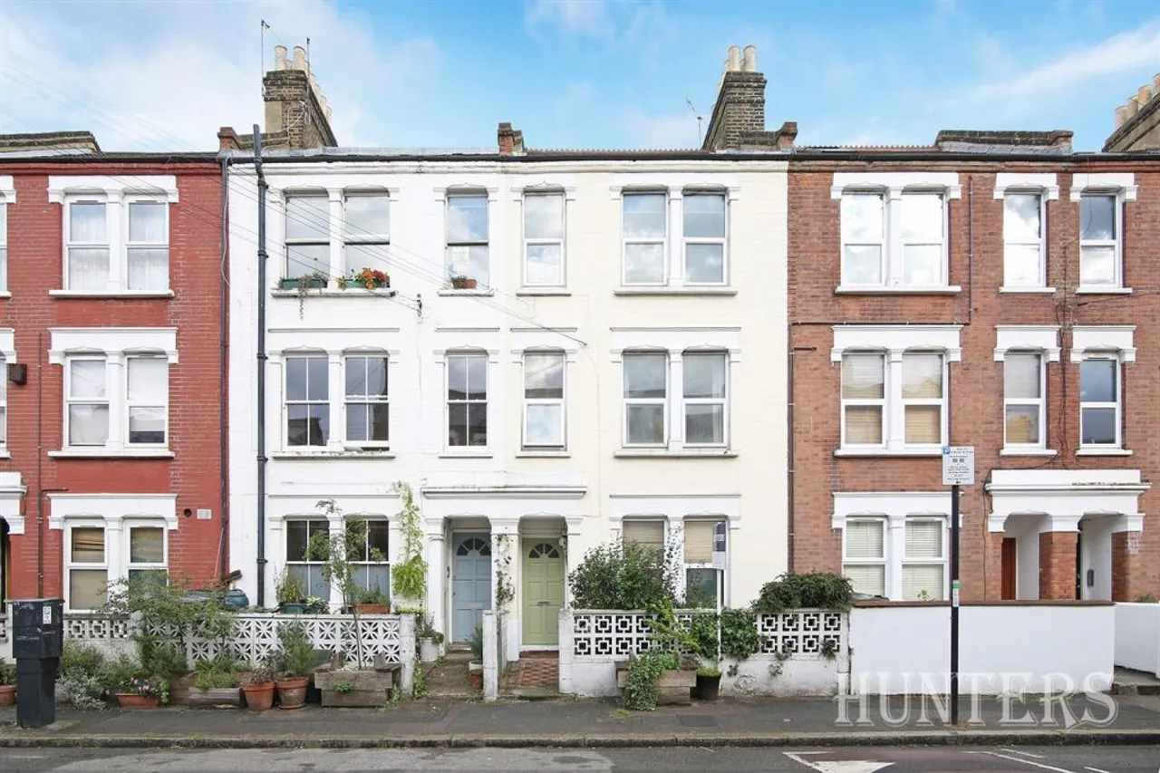 2 bed flat to rent — Southwell Road,