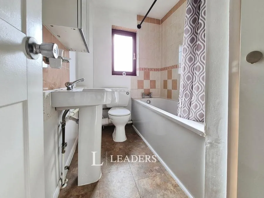 Field Lane, Greenleys, MK12, photo 7