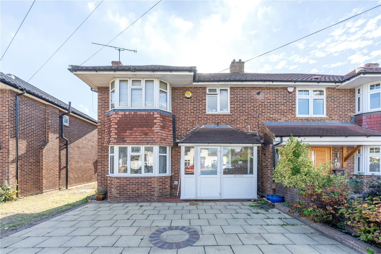 3 bed house for sale — Hanworth Road, Hampton, TW12 3DH