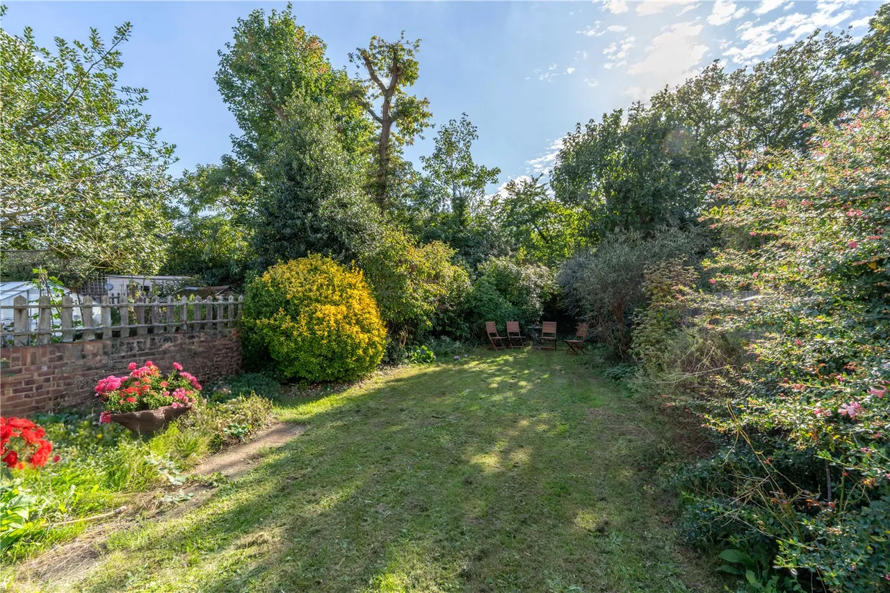 Hanworth Road, Hampton, TW12 3DH, photo 2