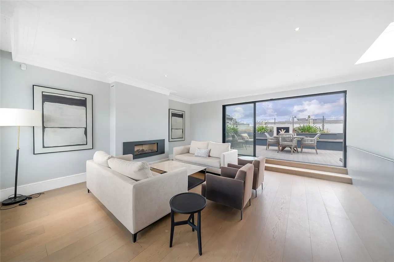 4 bed flat to rent — De Vere Gardens, London, W8