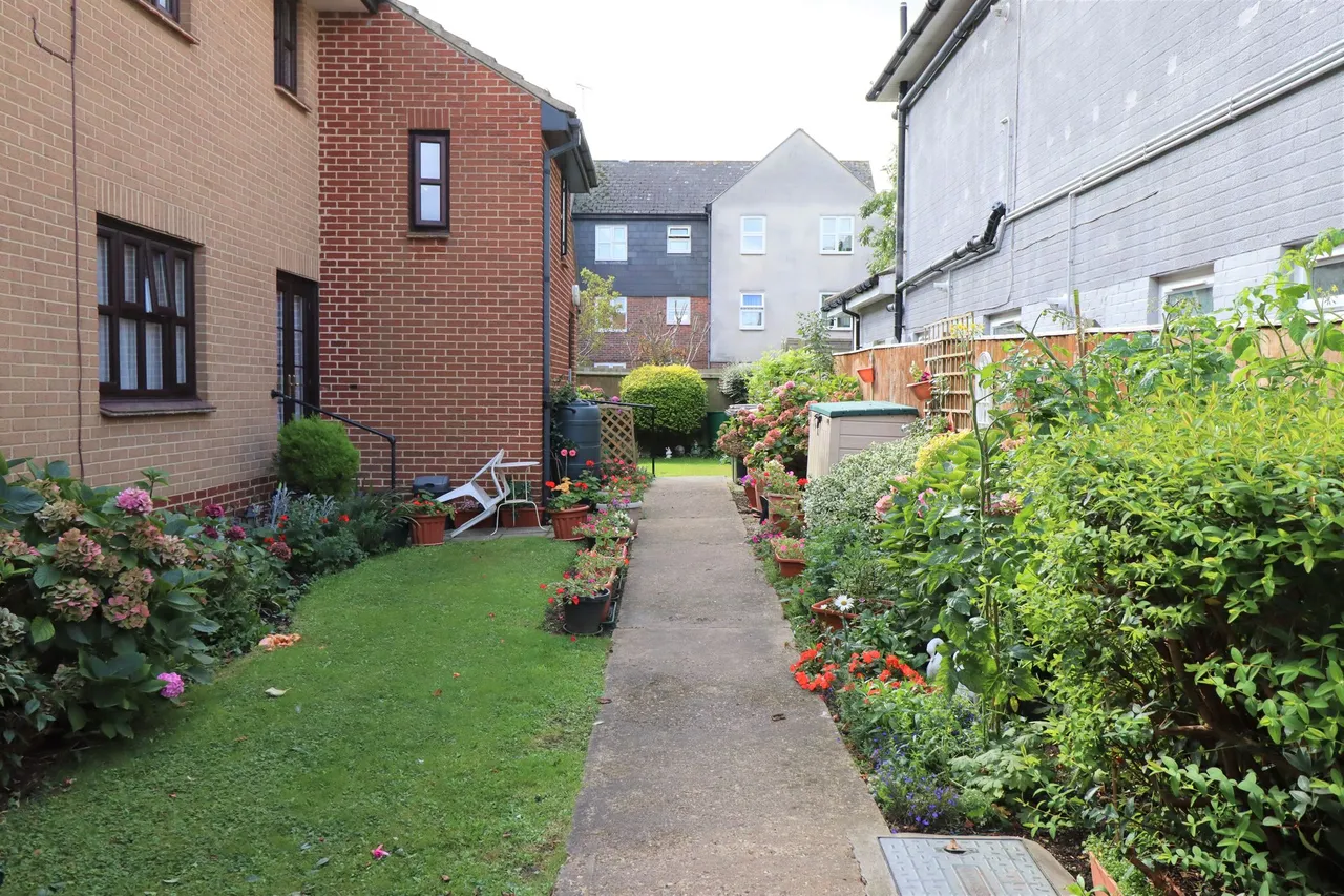 Hilltop Close, Rayleigh, SS6, photo 13