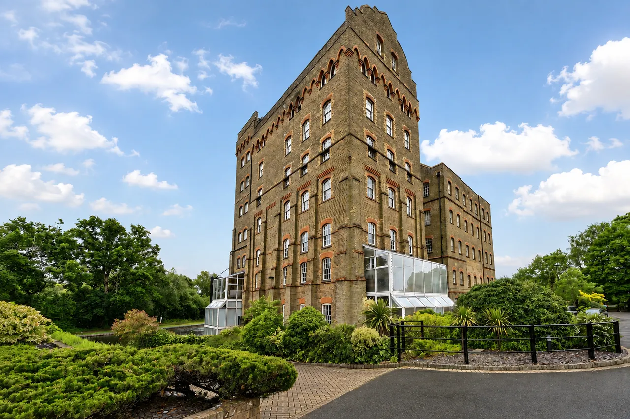 2 bed flat for sale, Bourneside Road, Addlestone, KT15