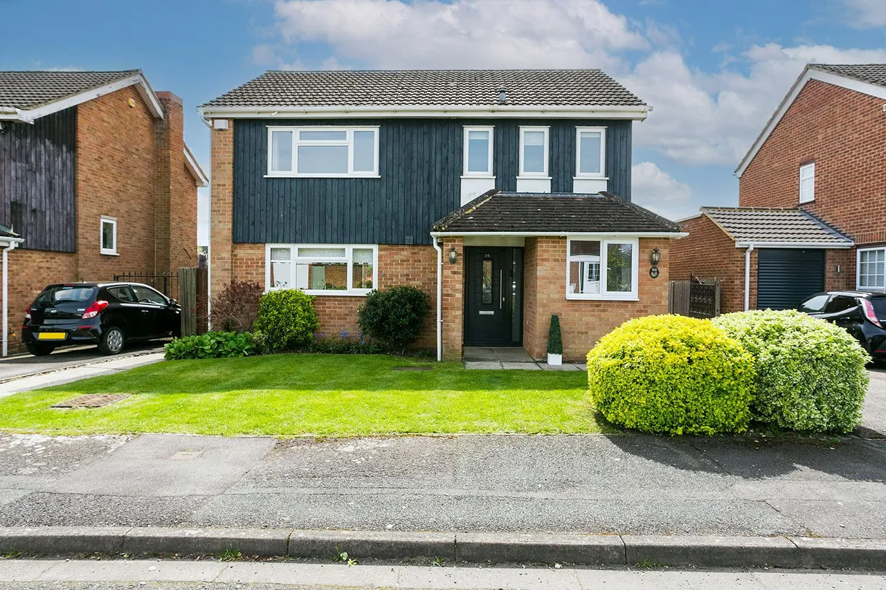 4 bed house for sale — Mallow Park, Cranbrook Drive, Maidenhead, Berkshire