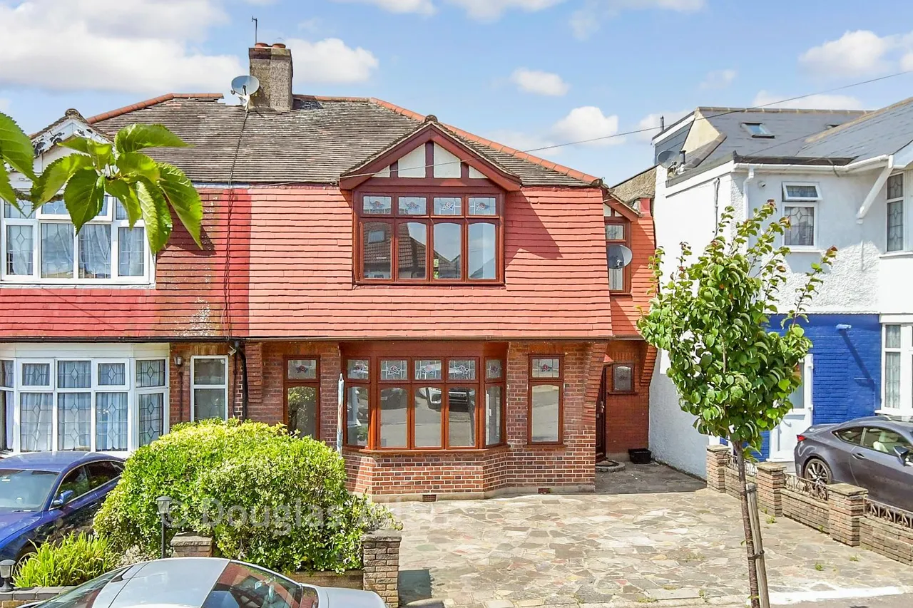 4 bed house for sale, Lakeside Avenue, Ilford, IG4