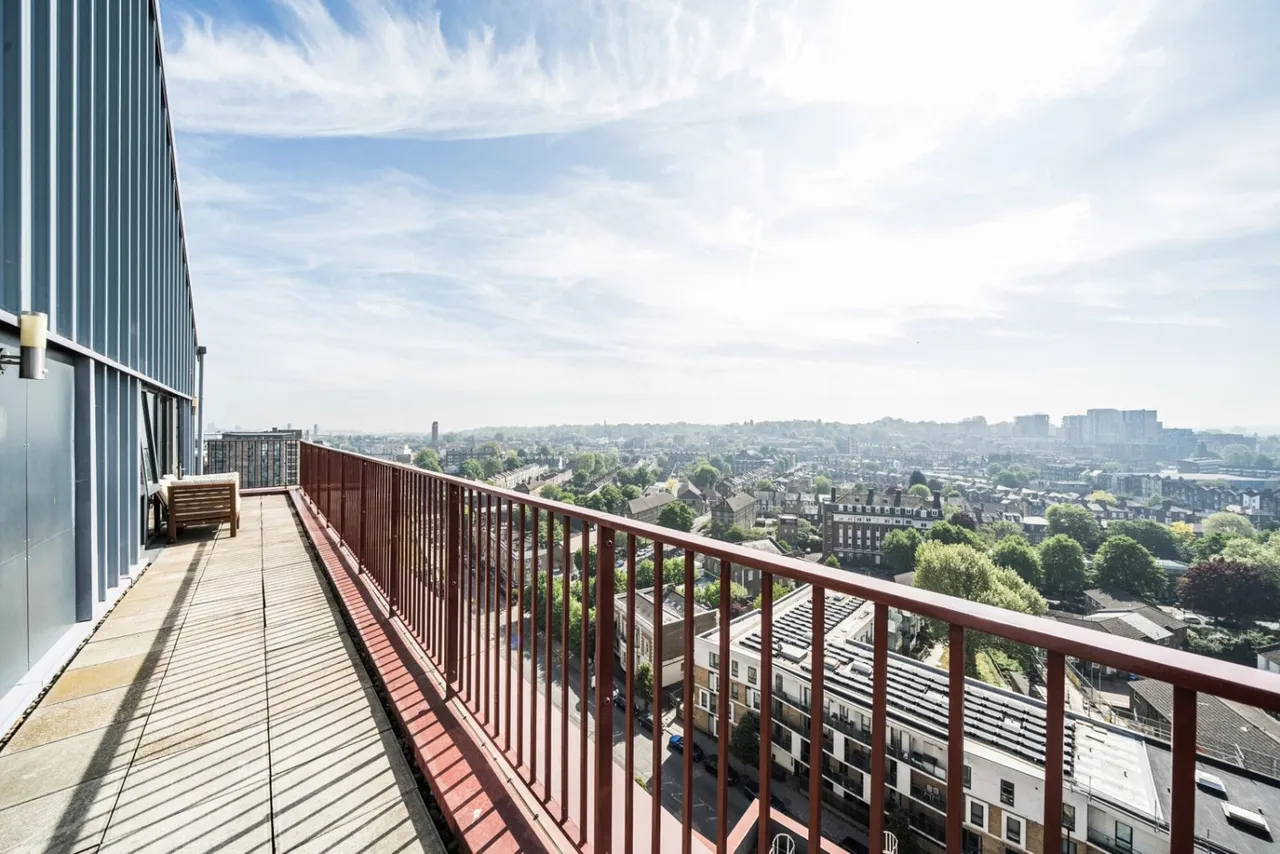 Greenwich High Road, London, SE10, photo 10