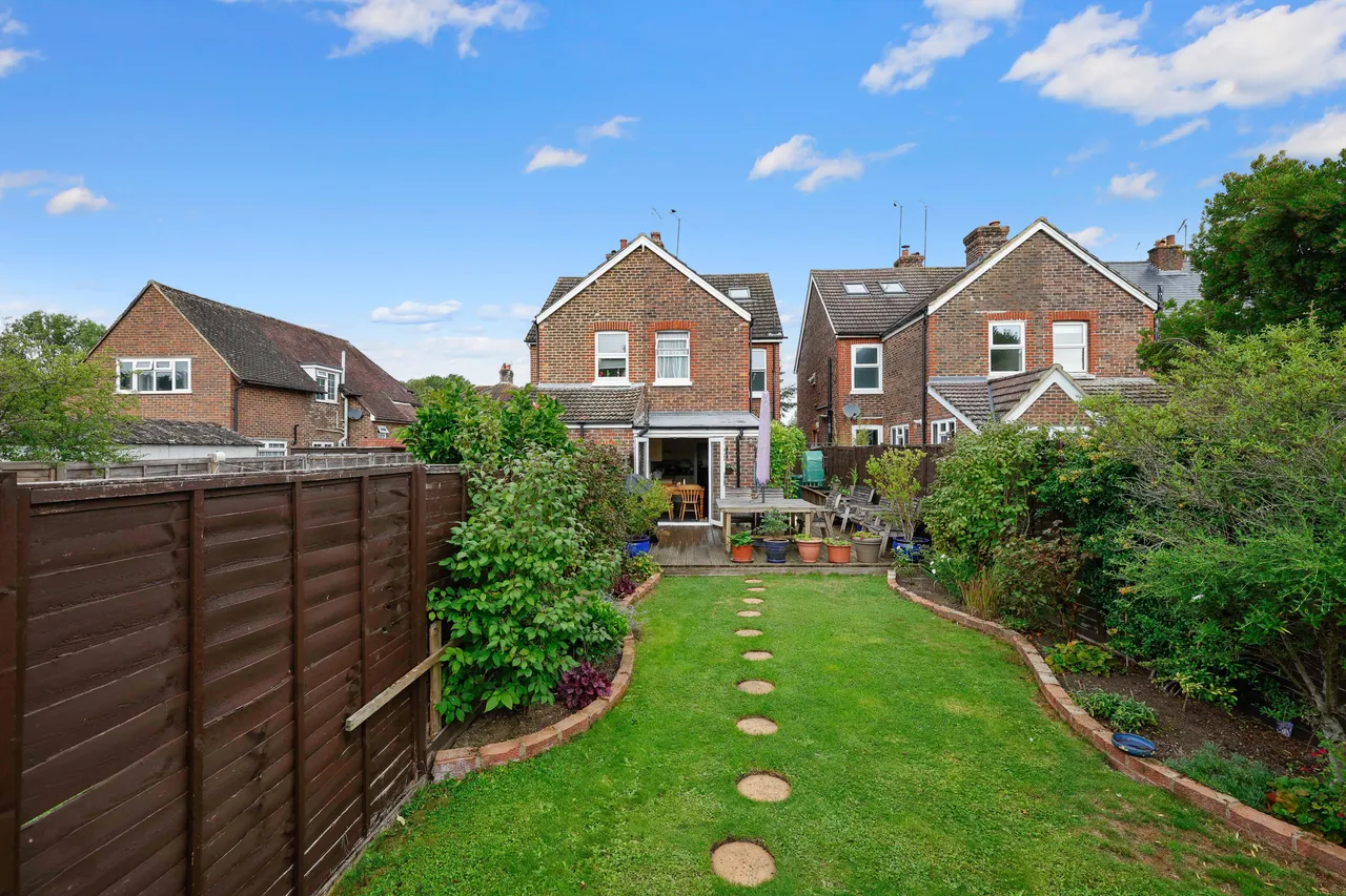 3 bed property for sale, Church Road, Horley, RH6