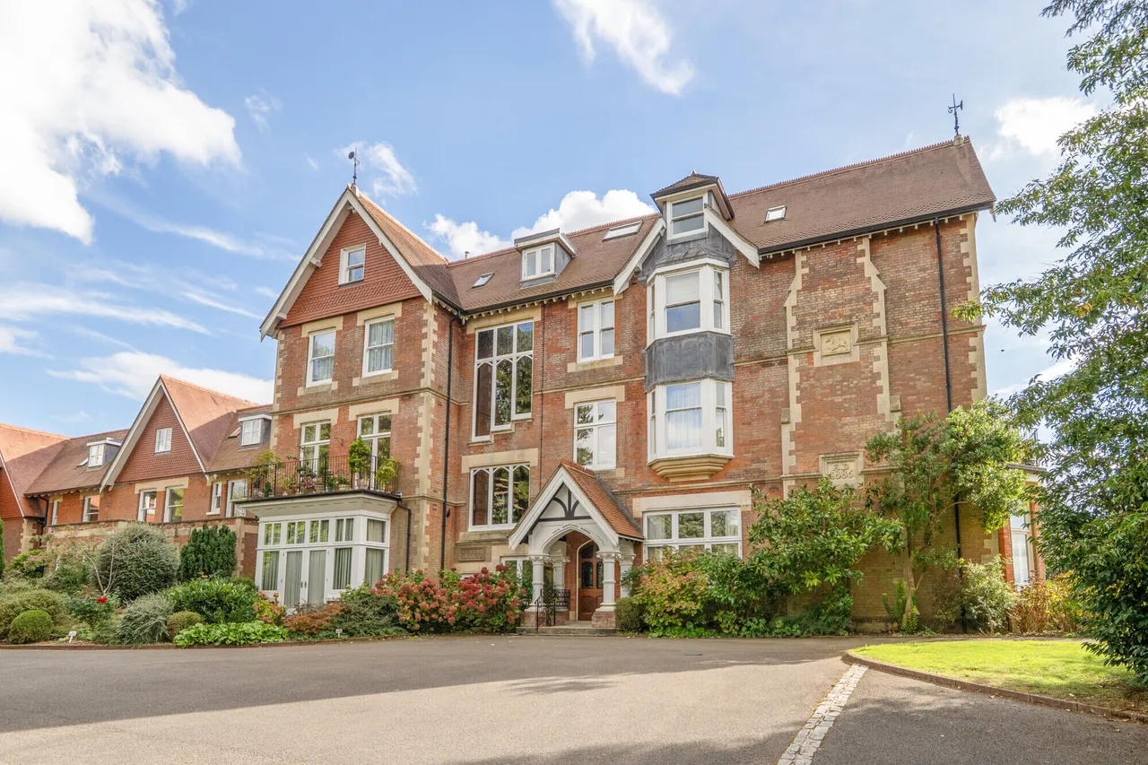 2 bed flat for sale, Coopers Hill Road, Redhill, RH1