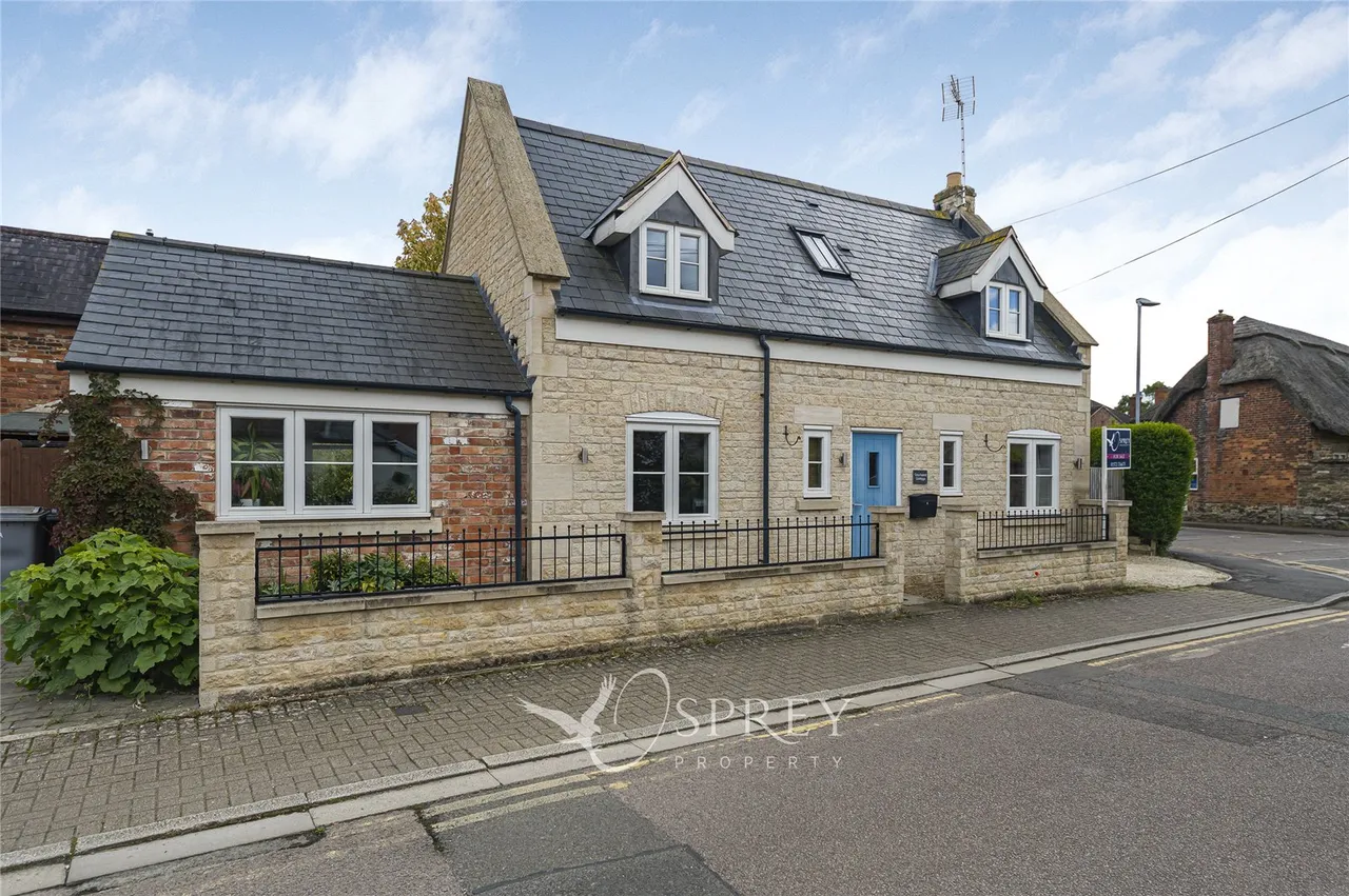 2 bed house for sale, Crown Street, Oakham, LE15