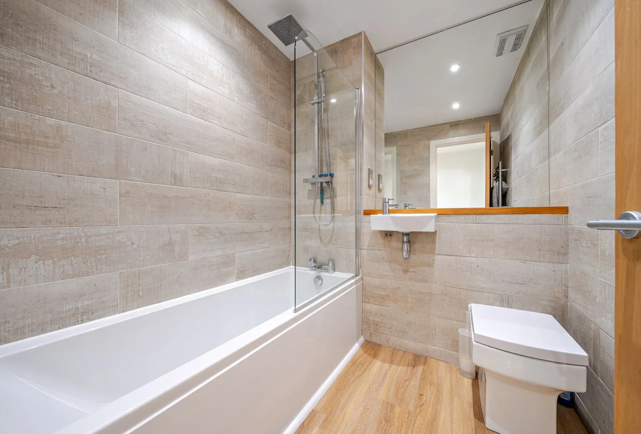 Carlton Tye, Horley, RH6 9XJ, photo 9