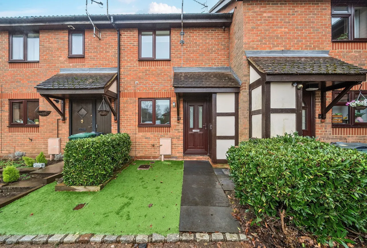 2 bed house for sale — Carlton Tye, Horley, RH6 9XJ
