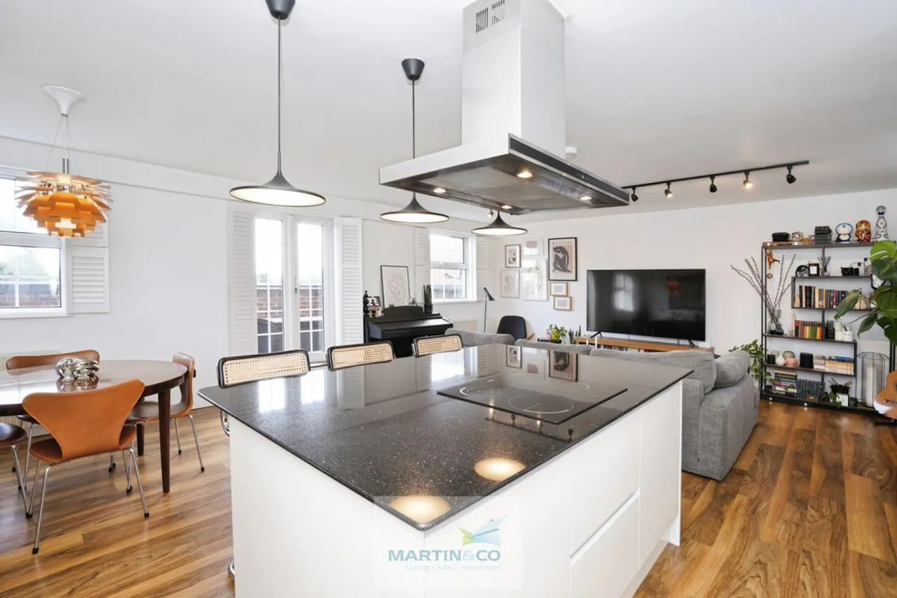 Longcroft House, Fretherne Road, WGC, photo 6