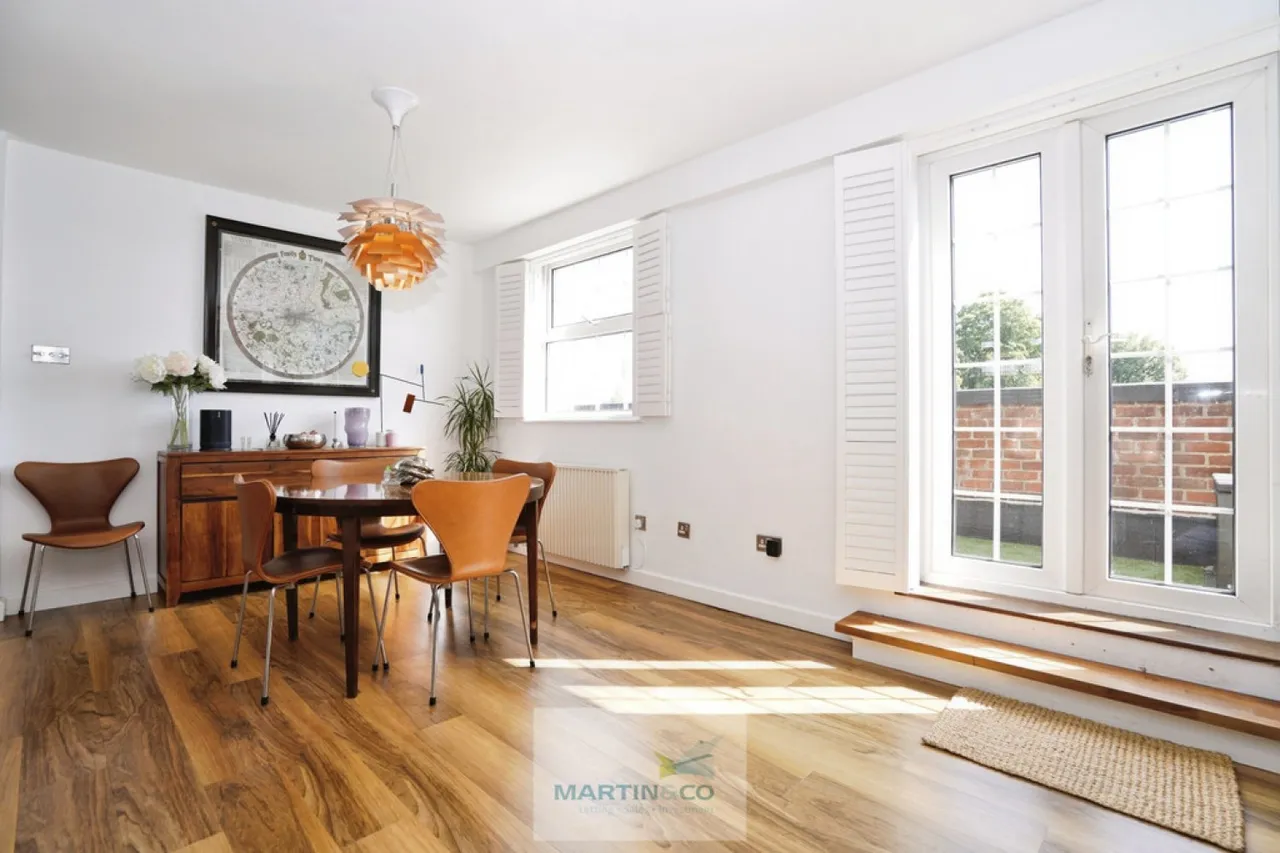 Longcroft House, Fretherne Road, WGC, photo 3