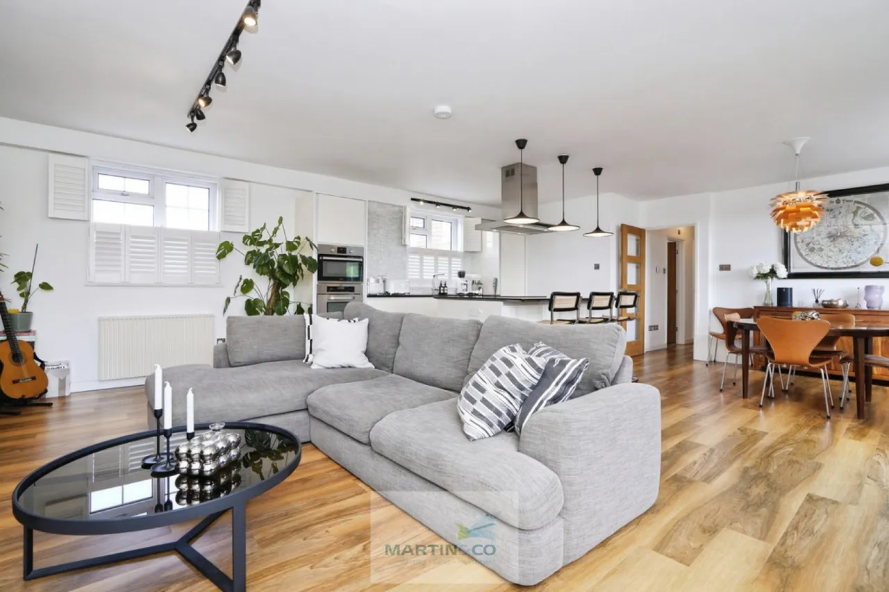 3 bed flat for sale — Longcroft House, Fretherne Road, WGC