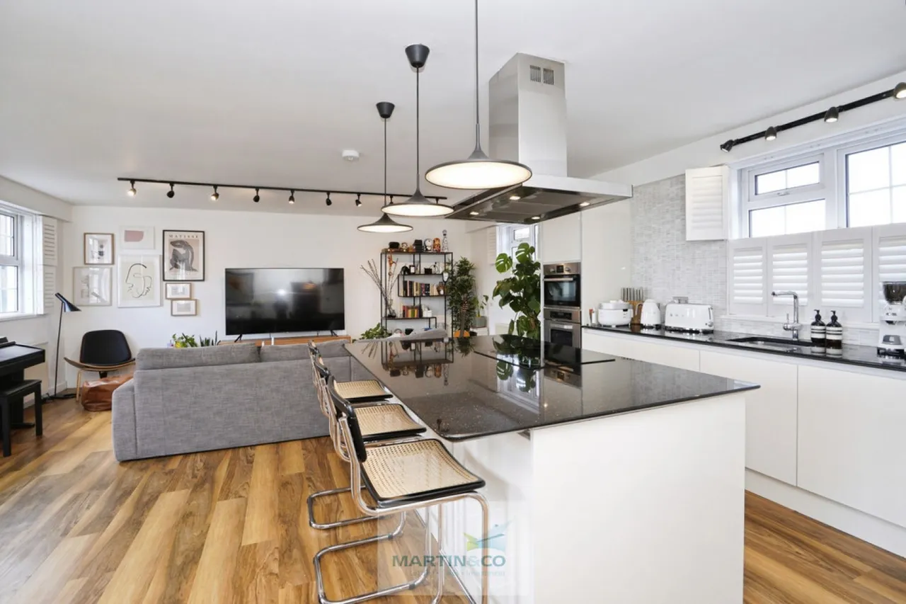 Longcroft House, Fretherne Road, WGC, photo 5