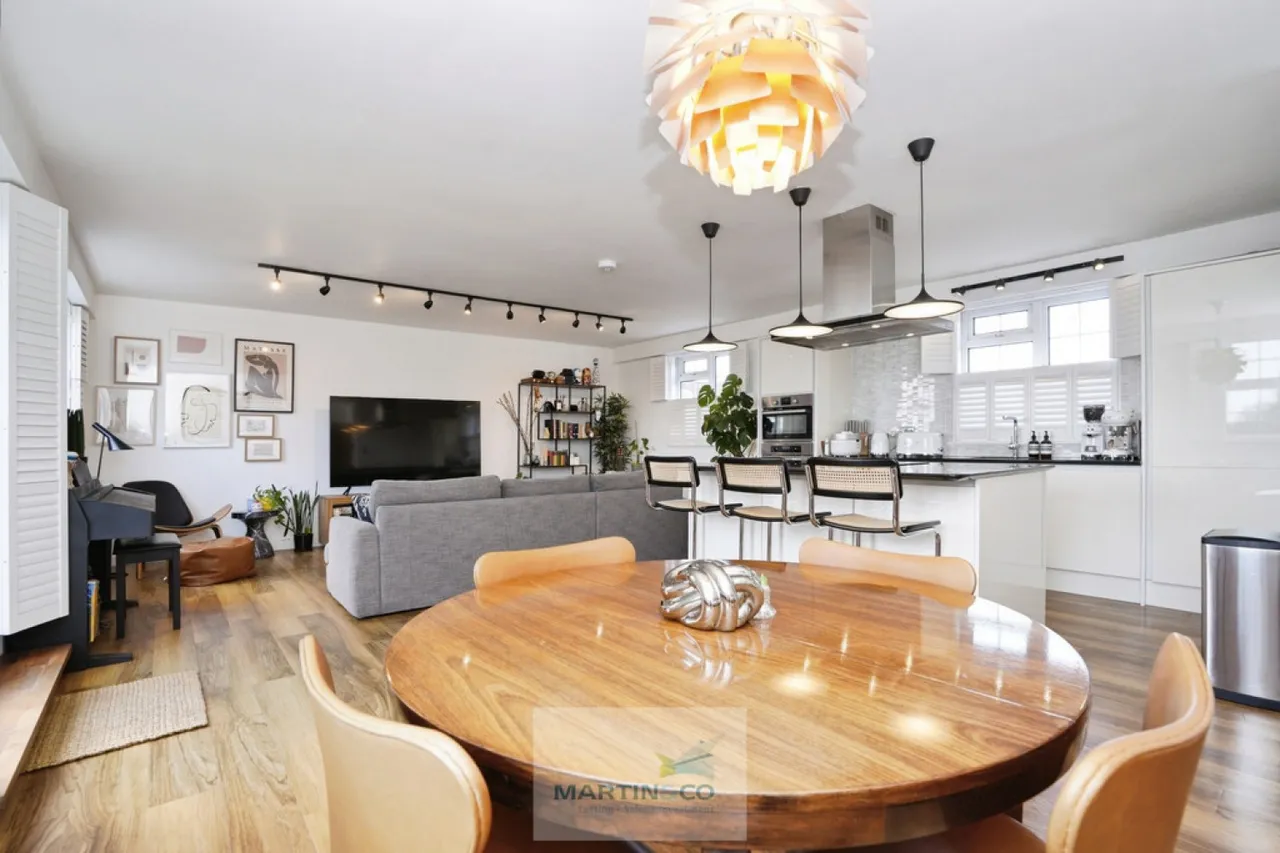 Longcroft House, Fretherne Road, WGC, photo 4
