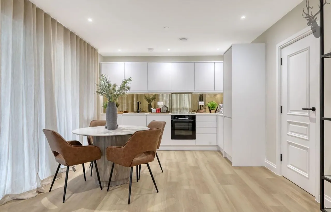 High Road, Chigwell, IG7, photo 2