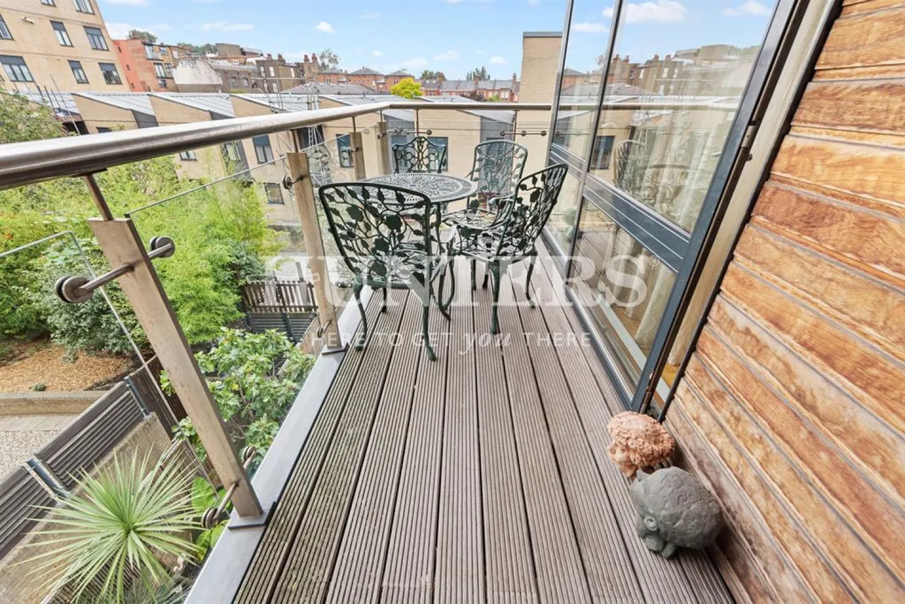 2 bed flat for sale — Lymington Road, London, NW6