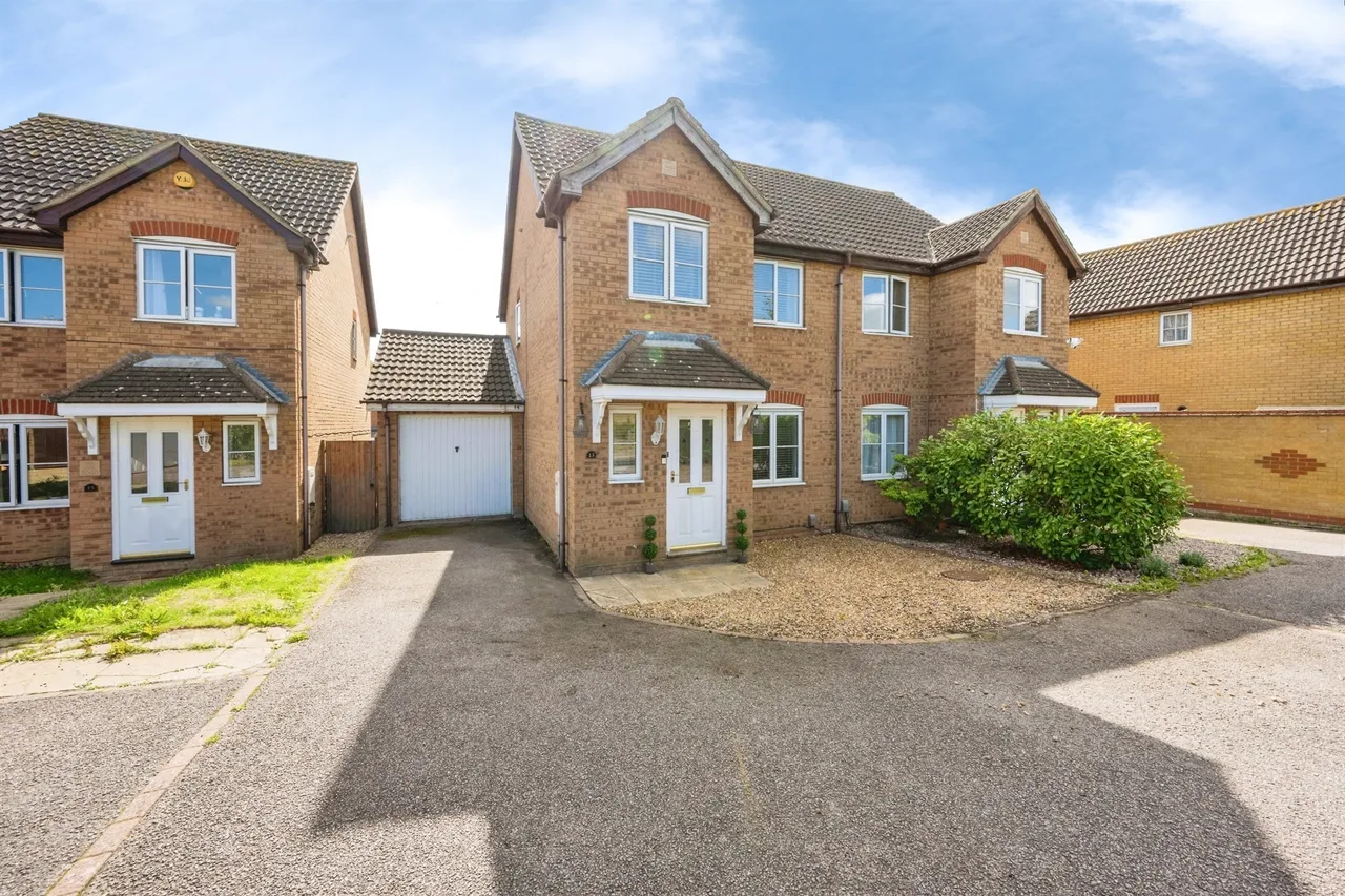 3 bed house for sale — Thor Drive, Bedford