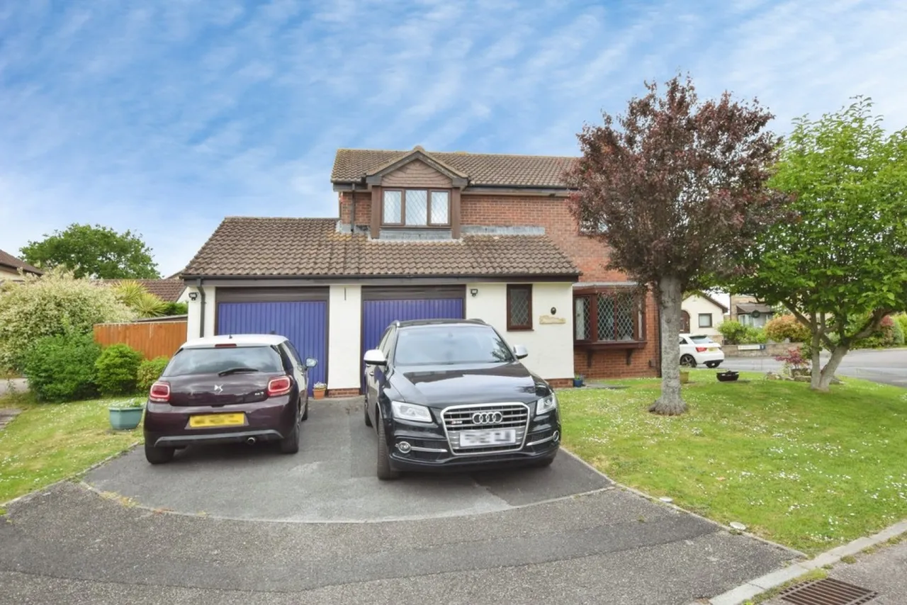 4 bed house for sale — Pinn Valley Road