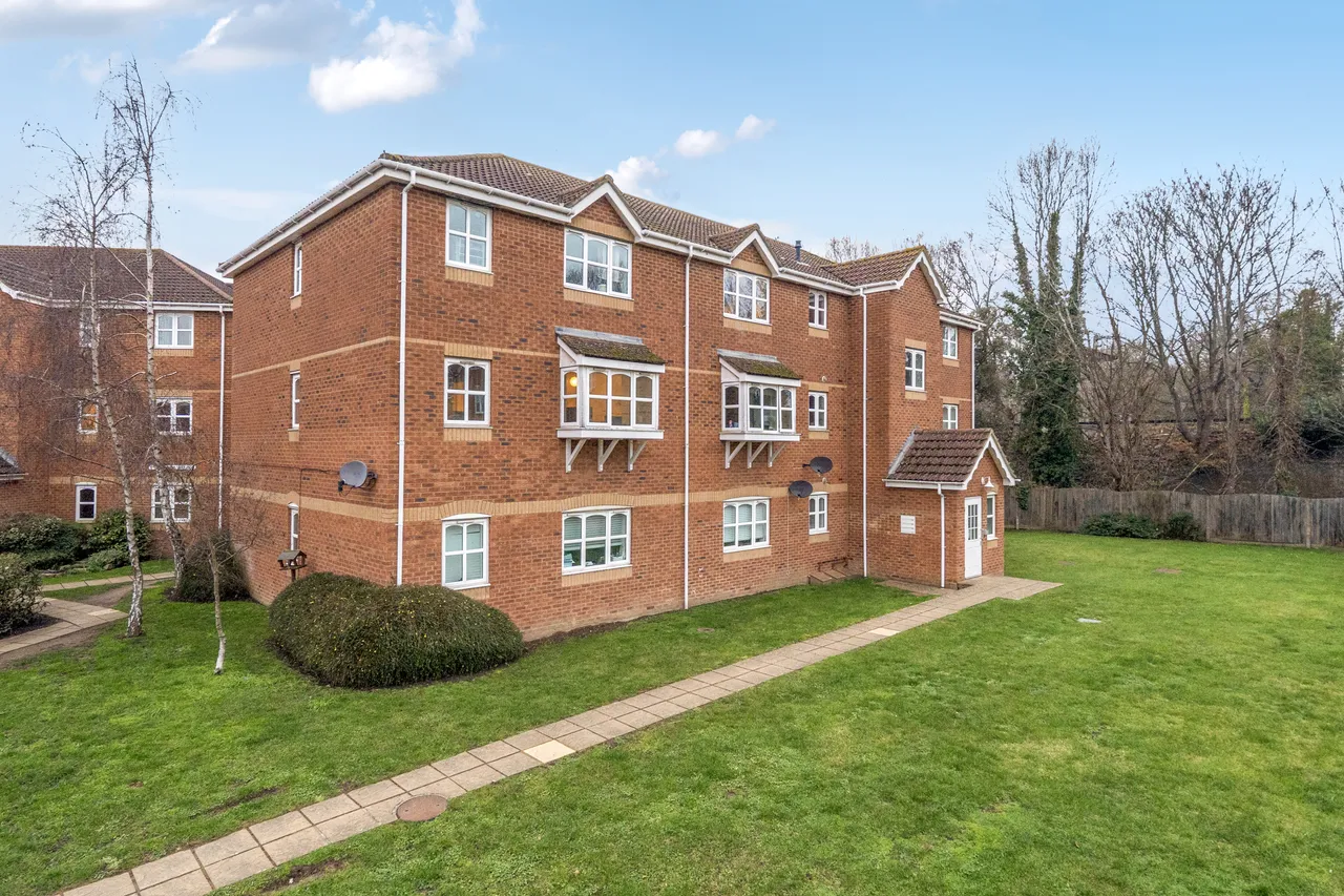 2 bed flat for sale — Woodfield Road, Thames Ditton, KT7