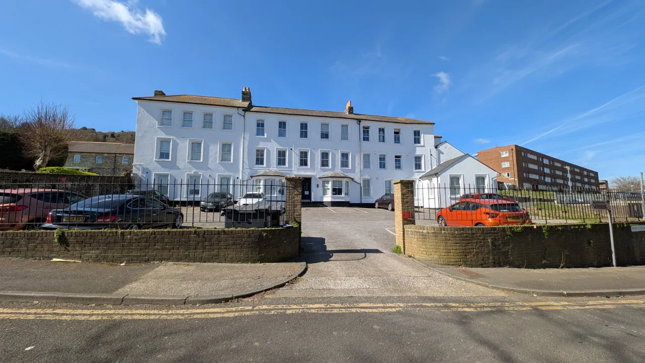 1 bed flat to rent, Durham Hill, Dover, CT17