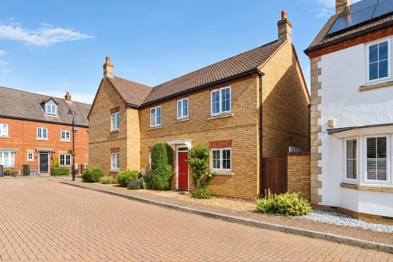 3 bed house for sale — Banks Drive, Sandy