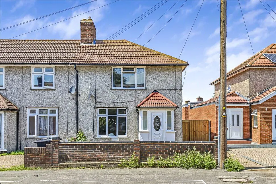 3 bed house for sale — Monmouth Road, Dagenham, RM9