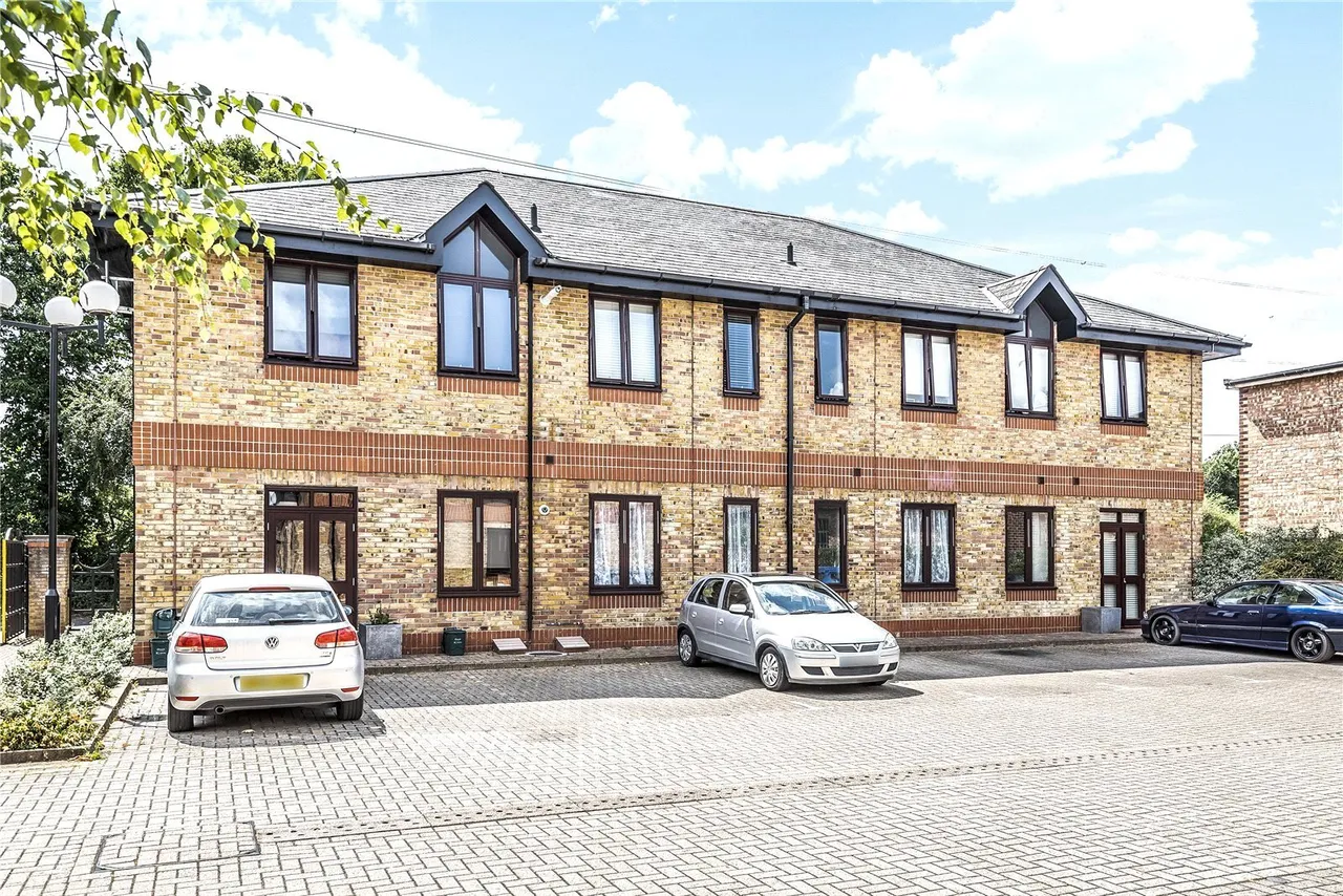 1 bed flat for sale, Hanworth Lane, Chertsey, KT16