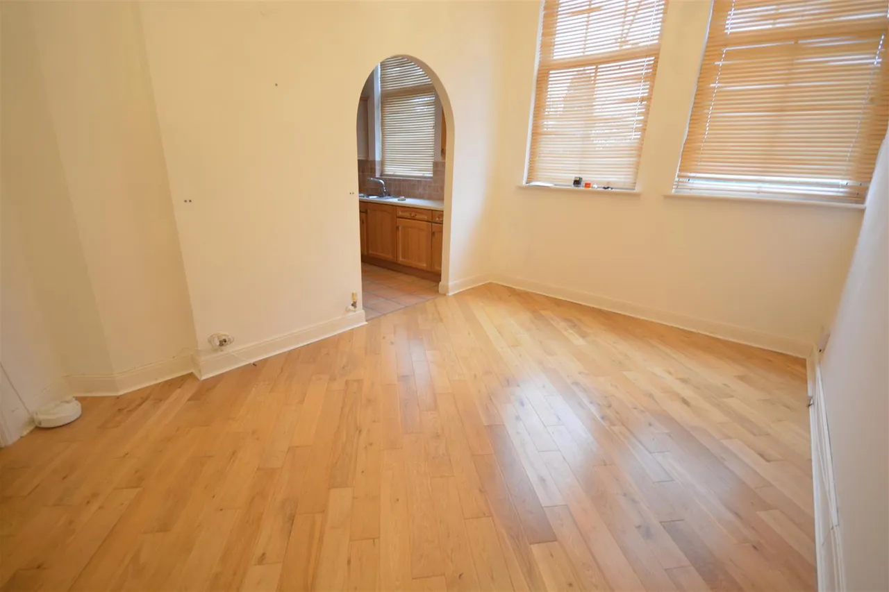 Queen Alexandras Way, Epsom, KT19 7DW, photo 2