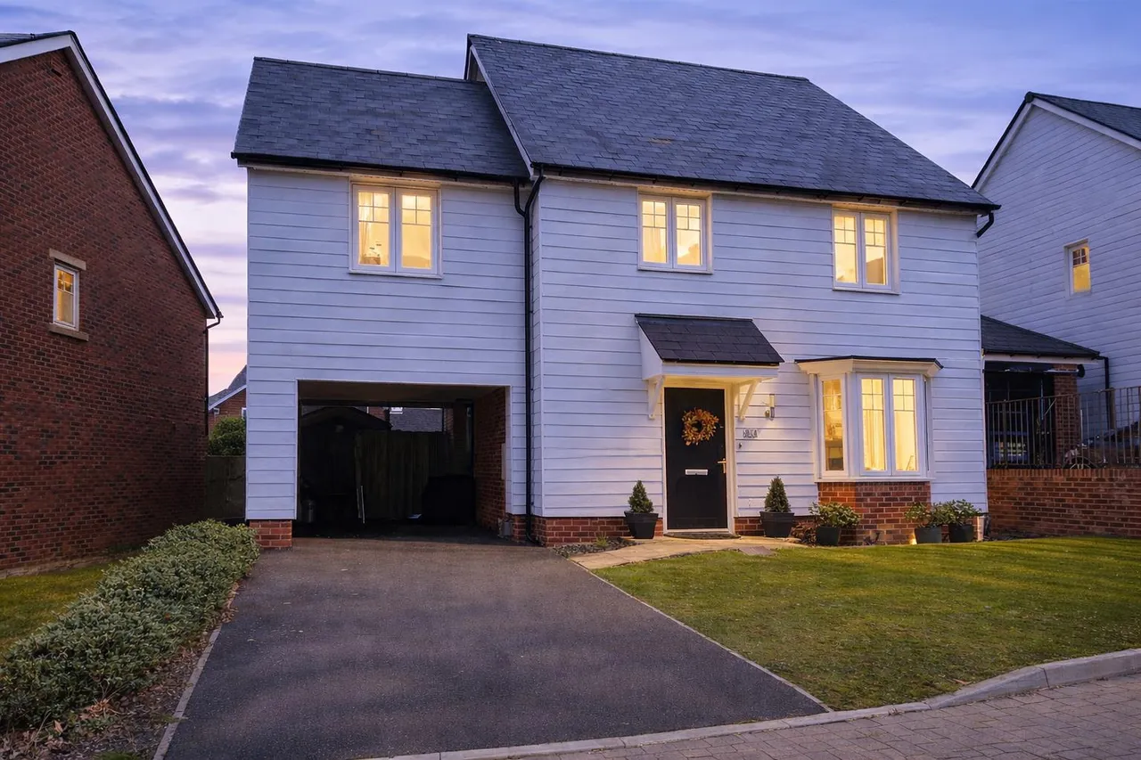 4 bed house for sale — Luffield Drive, Bexhill-On-Sea, TN39 4GD