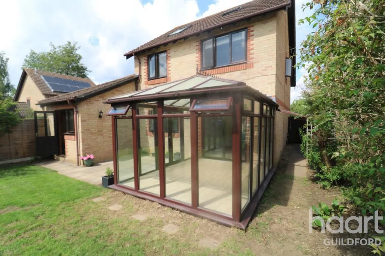 5 bed house to rent, Suffolk Drive, GU4
